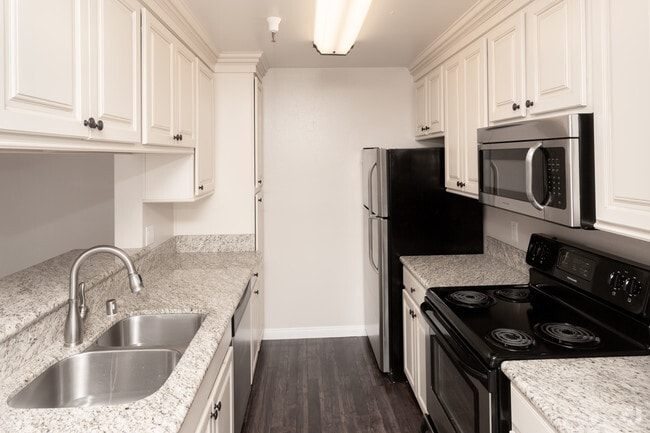2BR,2BA - 950 SF