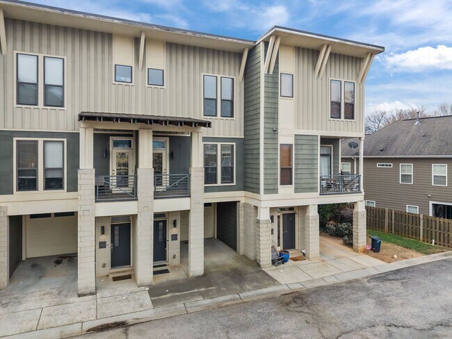 Building Photo - Modern 3-level townhome in NoDa!