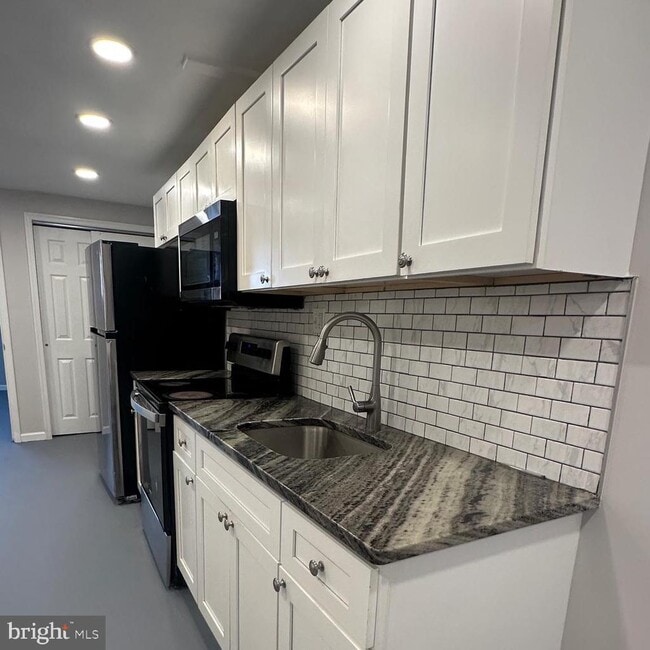 Photo - 567 Van Kirk St