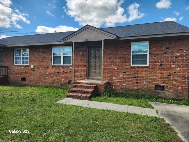 Building Photo - Two Bedroom, One Bath Apartment for Rent Unit 1718 Windsor