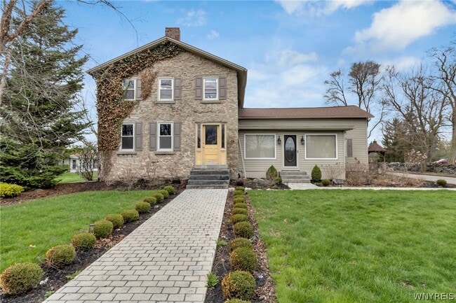 Photo - 9060 Main St