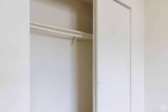 1BR, 1BA 842SF