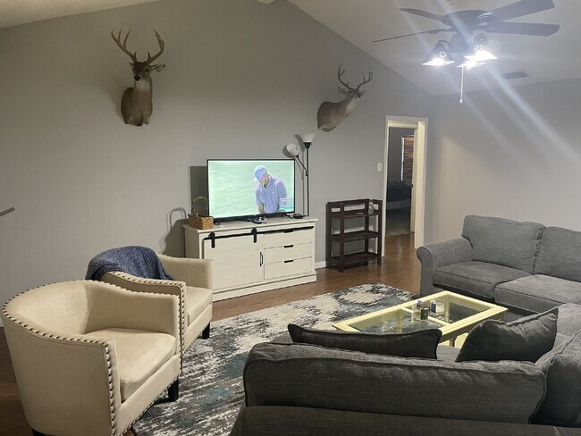 Photo - Lovely 3 bedroom 2 bath brick home in exce...