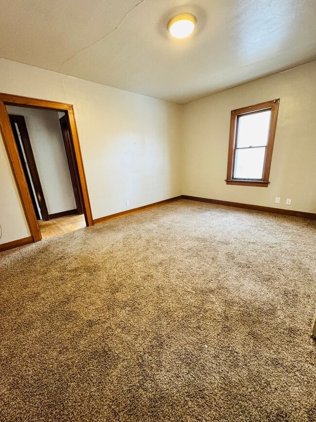 Building Photo - 19 8th Ave SW Unit 2