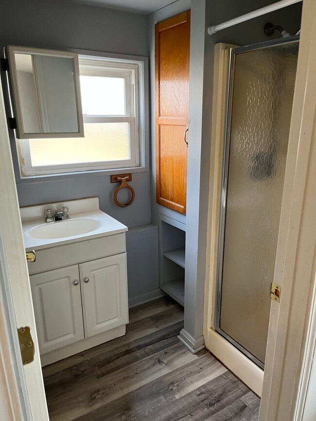 Bath - 193 Monroe St Unit 193 C