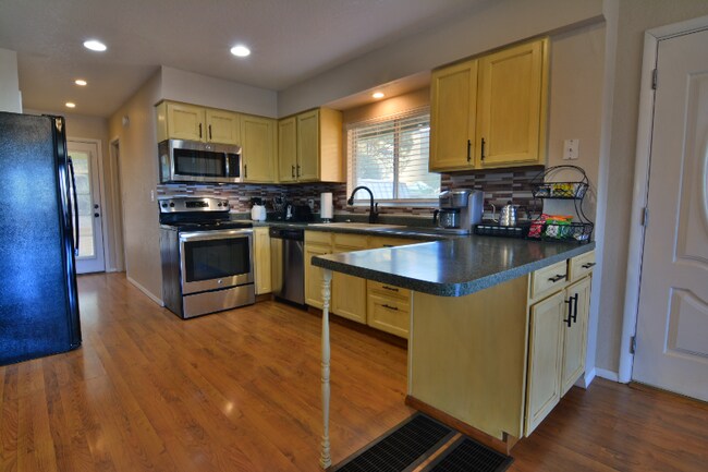 Photo - 909 N Matterhorn Rd