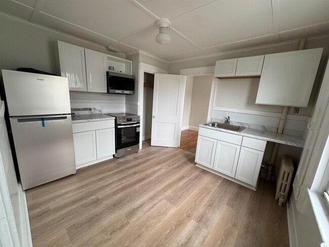 Building Photo - 6a Summer St Unit C