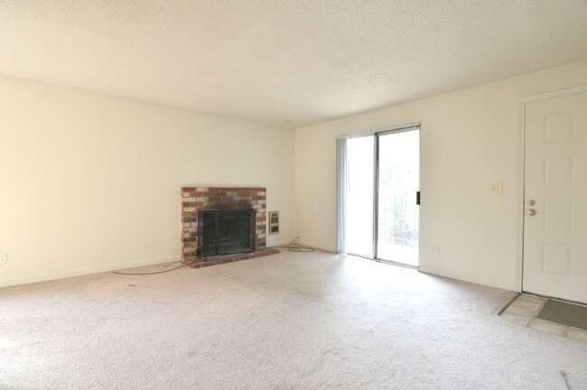 Building Photo - 3103-3109 SE 6th Unit 3109 Rental