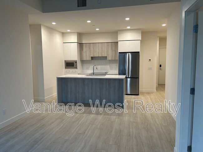 Photo - 406-3699 Capozzi Rd