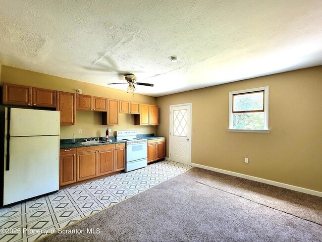 Photo - 134 S Main St Unidad E