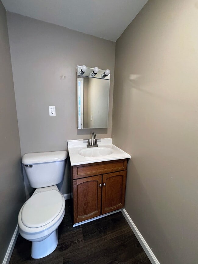 Building Photo - *Spacious 2-Bedroom Apartment with 1.5 Bath Available Now in Batavia!* Unit Lower