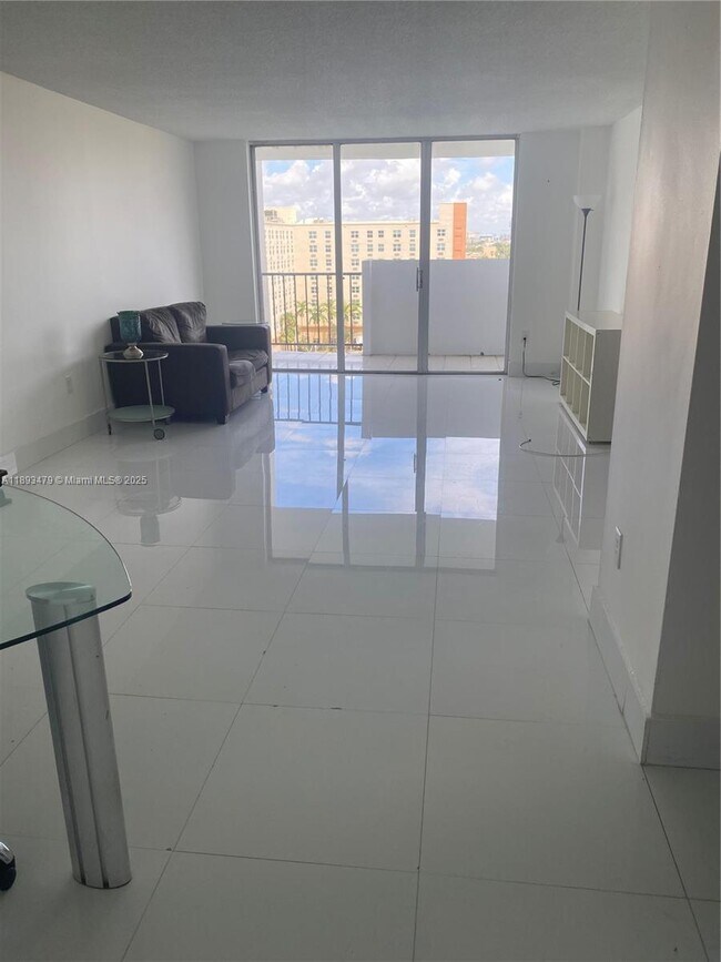 Photo - 2780 NE 183rd St Unidad 909