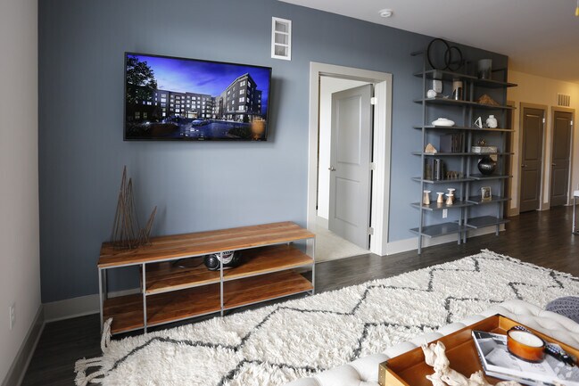1 BR, 1 BA - 765 SF