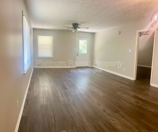 Photo - 1614 Riverside Trail NE