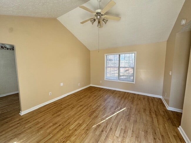 Photo - 135 Ridgefield Dr