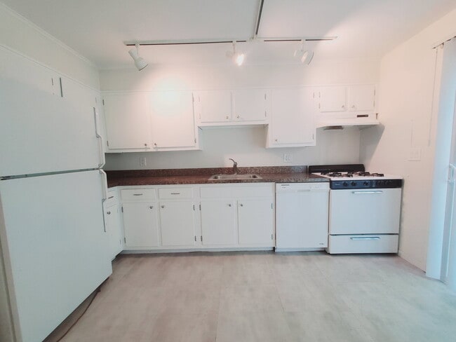 Building Photo - 15 Elmwood St