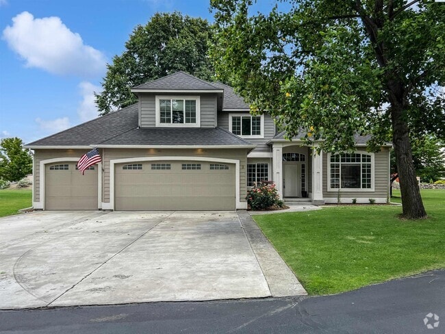 Building Photo - 4 Bedrooms Plus an Office Steps from the R... Rental