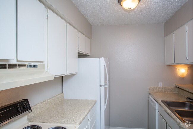 2 BR, 2 BA - 950 SF