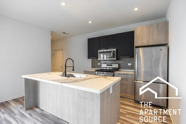 Building Photo - 2533 W Fullerton Ave Unit 5 Rental