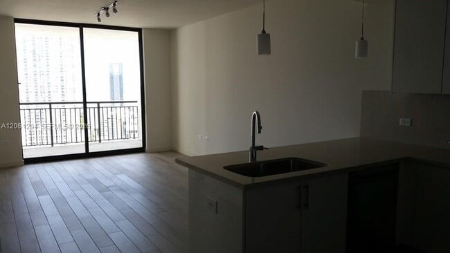 Building Photo - 999 SW 1st Ave Unit 2510