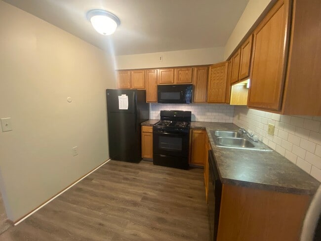 Building Photo - Ground Floor Large 1 Bedroom 1 Bath Available Unit IVA36