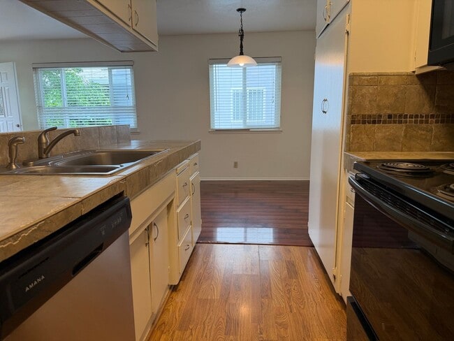 Building Photo - 2 story updated townhouse In Rosemont 2/1