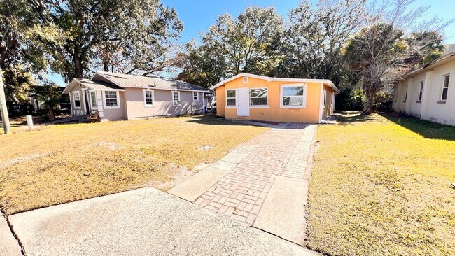 Photo - Charming 2 Bedroom and 1 Bath Home with a BONUS ROOM  in Winter Garden! Washer and Dryer Included!