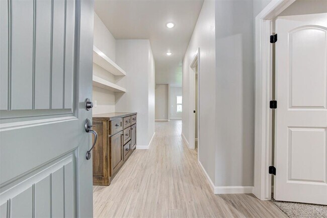 Photo - 560 Hackberry Ln