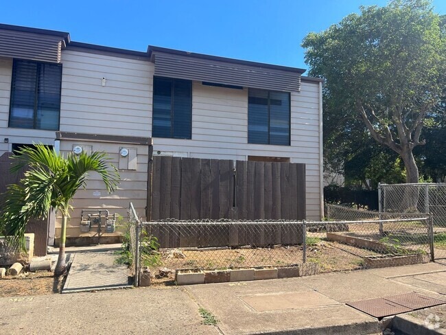Building Photo - 4 bedroom 1 1/2 bath Townhome