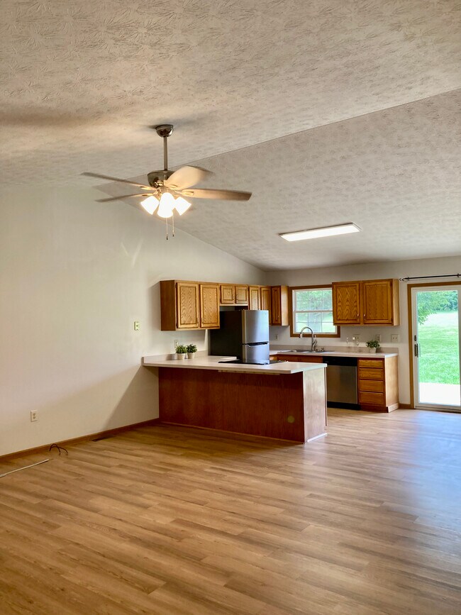 Breakfast bar, open concept with vaulted ceilings - 778 B Calderwood Ct