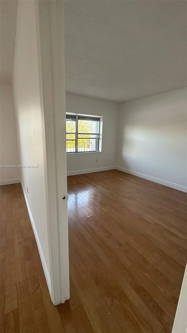 Photo - 1540 Meridian Ave Unidad 4J