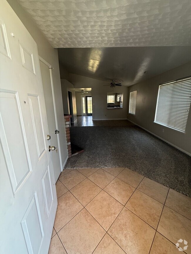 Building Photo - Spacious 2-Bedroom, 1-Bathroom Home in Sou...