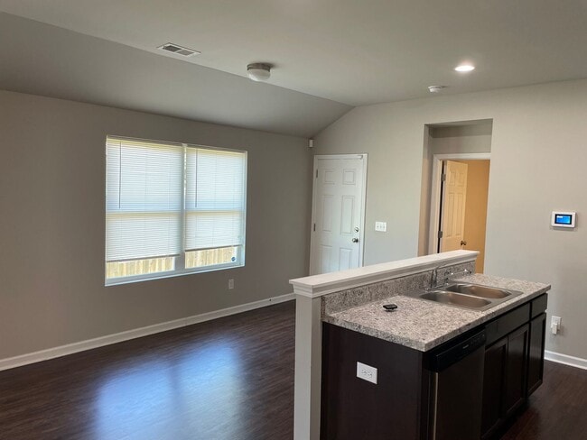 Photo - 3 bed, 2 bath Open Floor Plan