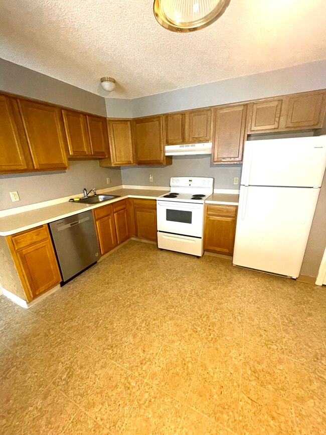 Kitchen - Creekside Lane Apartments