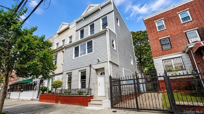 Building Photo - 2040 Washington Ave
