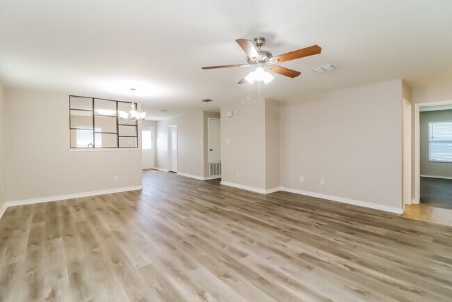 Photo - 806 Moss Glen Trail