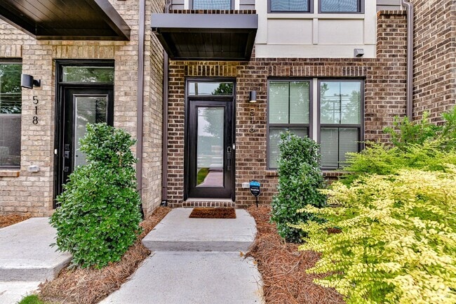 Building Photo - Stunning 3-bedroom, 4.5-bath townhome nest...