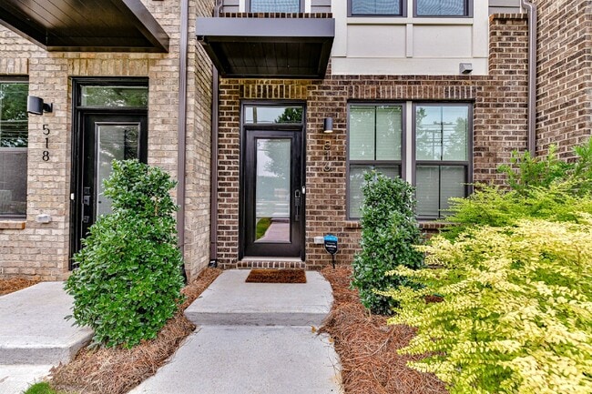 Stunning 3-bedroom, 4.5-bath townhome nest... - Stunning 3-bedroom, 4.5-bath townhome nest...