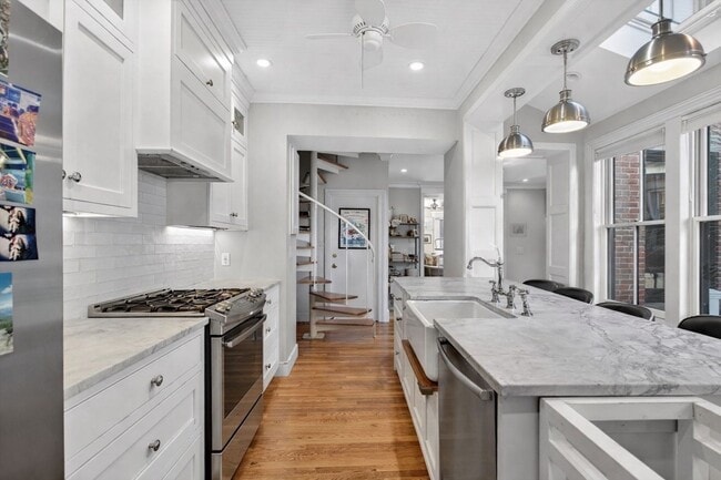 Building Photo - 15 Mt Vernon St Unit # 2