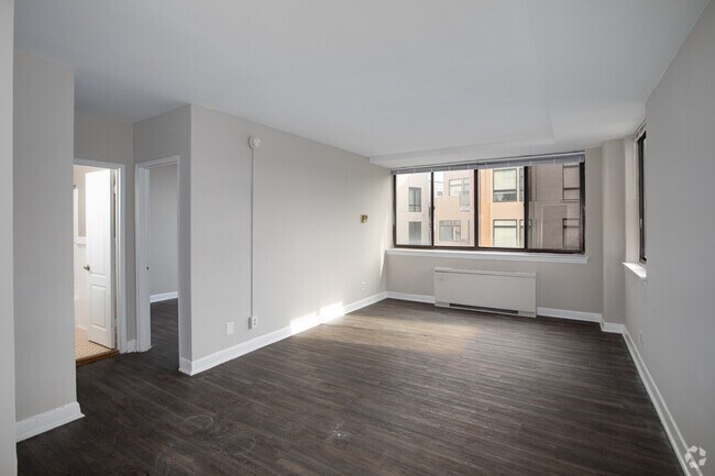 1BR, 1BA - 646 SF - Richman Towers