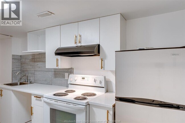 Photo - 1627 Marentette Ave