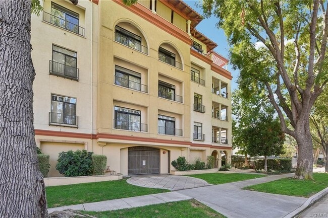 Building Photo - 742 Locust St Unit 301