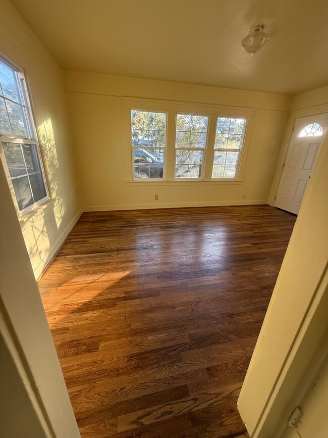 Photo - 1 bedroom cottage for rent (plus detached ...