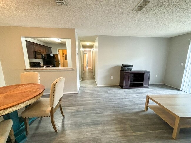 Building Photo - Windsor Park #317 - Pet Friendly!