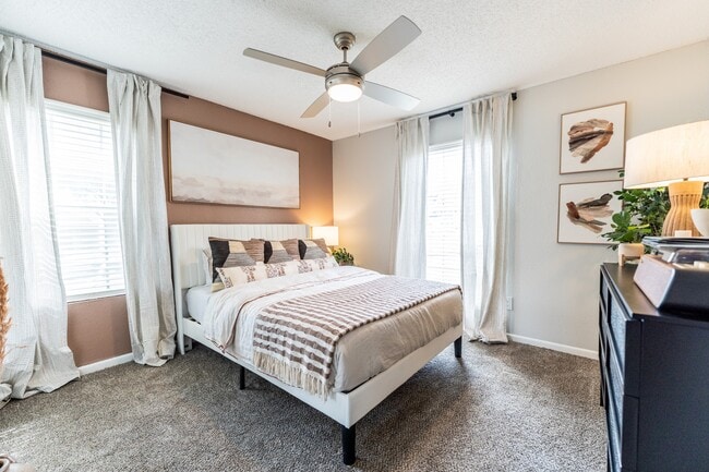 2BR, 2BA - 917SF