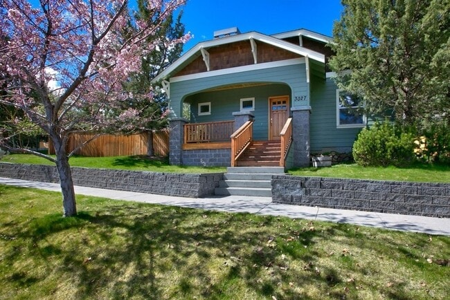 Building Photo - Fully Furnished West Side Location