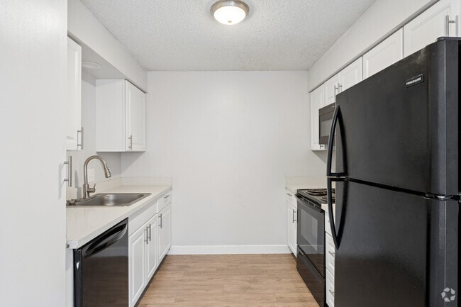 2BR, 1BA - 700SF - Kitchen - Cougar Ridge Apartments