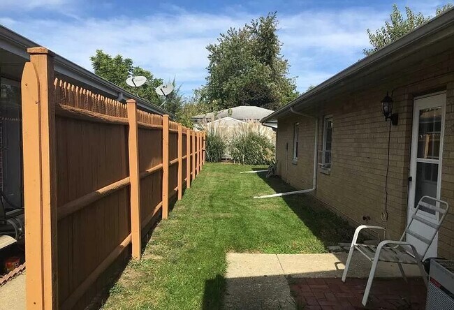 Side Yard - 540 Charles St Unit 542