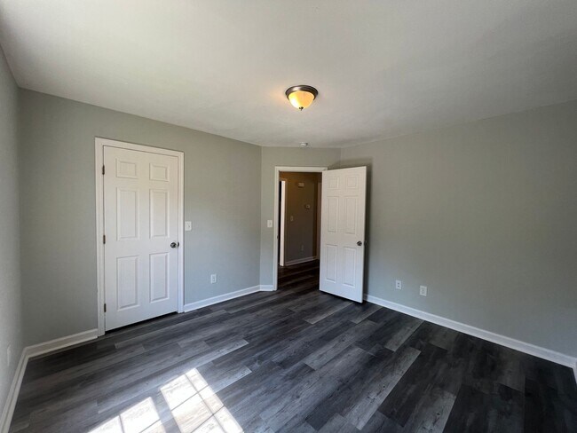 Photo - 2 Bedroom Duplex House with Yard