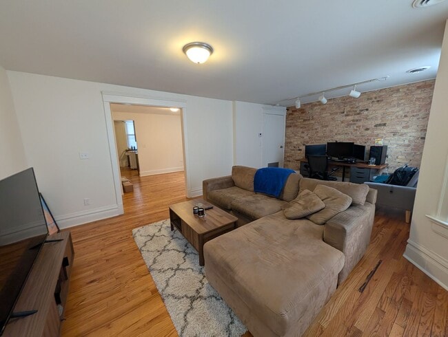 Photo - Wicker Park 2 BR, Prime Location, Fully Renovated Unit 1613L-3W